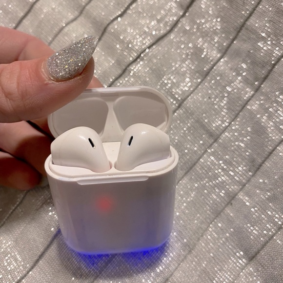 Apple AirPods 2nd gen - Picture 1 of 6